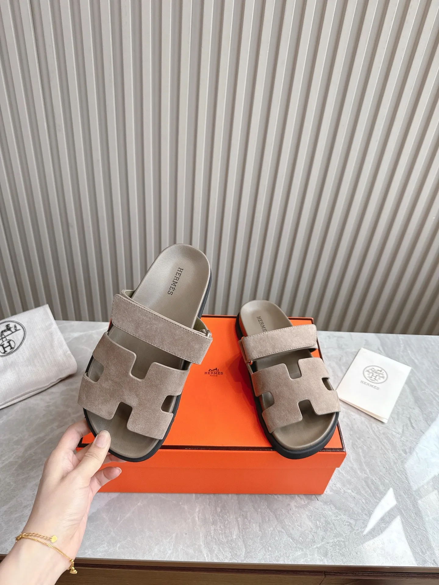p480🐮🐮Couple model (top version) H family 2024 spring and summer new style HERMES Hermes' recently popular couple model pig nose angle sandals and slippers, paired with various colorful socks, popular. Upper: imported original deerskin (the genuine leather edging is not ordinary super migration). Lining: imported genuine leather. Outsole: Tpu non-slip and wear-resistant outsole. Size: Female 35-42 (40/42 non-returnable and non-exchangeable) Male size: 39-45 (45 non-refundable and non-exchangeable)